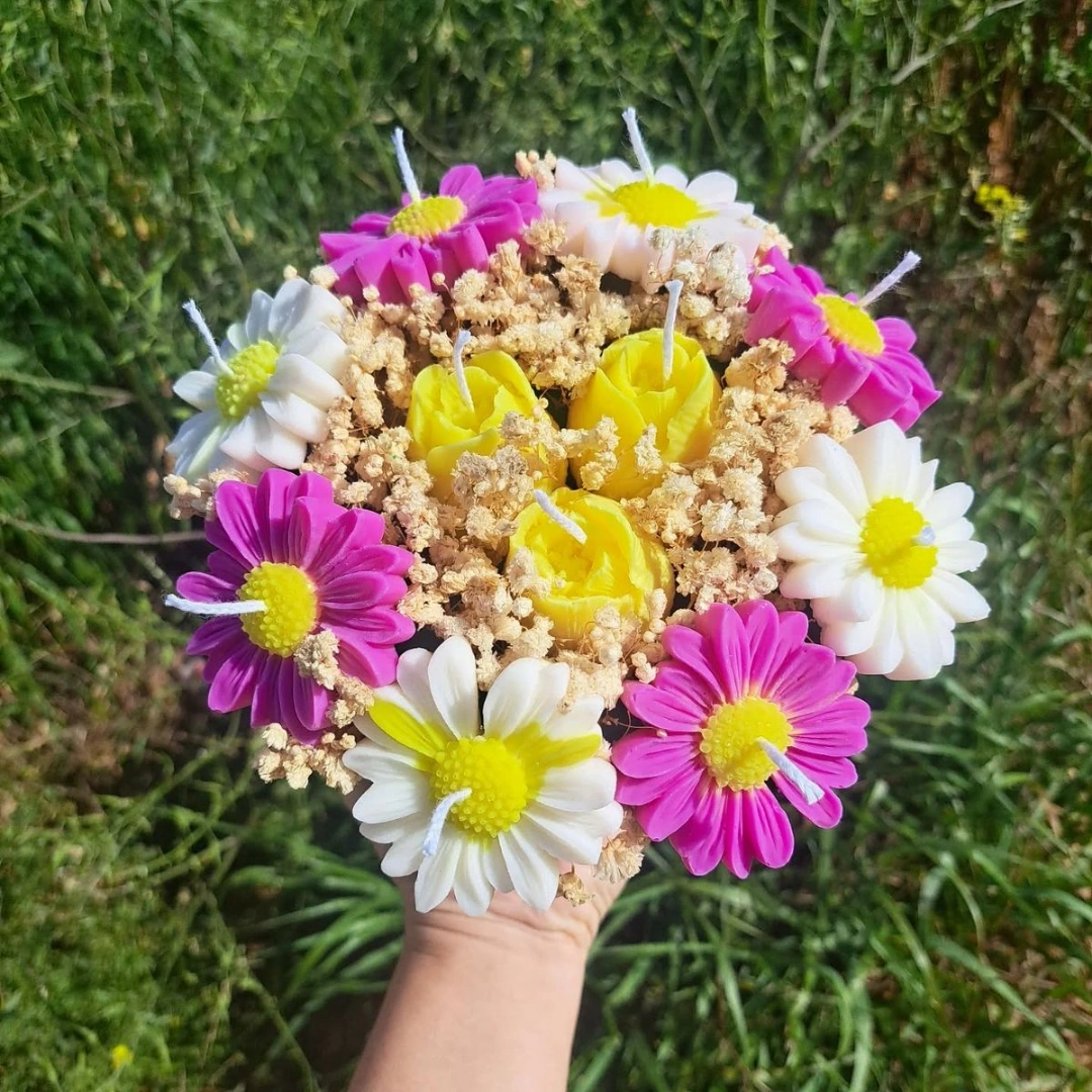 Buquê de margaridas e tulipas de vela feito por aluna