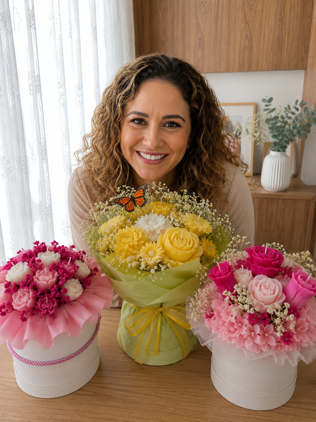 Laura Martins segurando um buquê de velas artesanal pronto